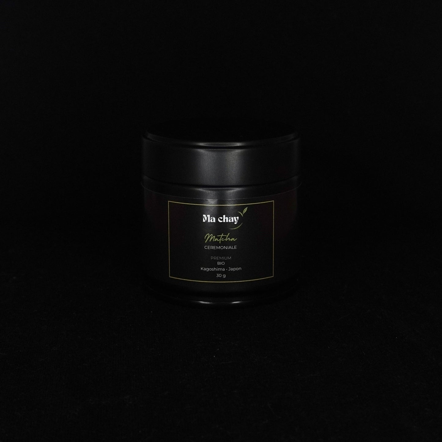 Boîte noire premium de matcha cérémonial bio Ma chay, originaire de Kagoshima au Japon, design minimaliste et raffiné.