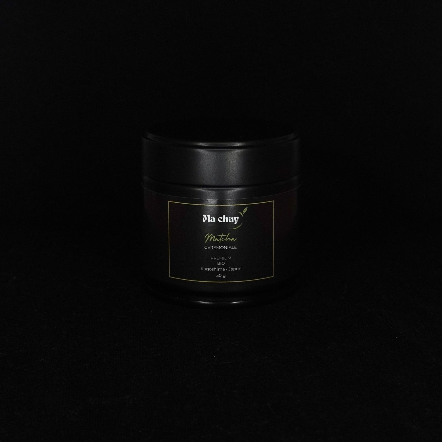 Boîte noire premium de matcha cérémonial bio Ma chay, originaire de Kagoshima au Japon, design minimaliste et raffiné.