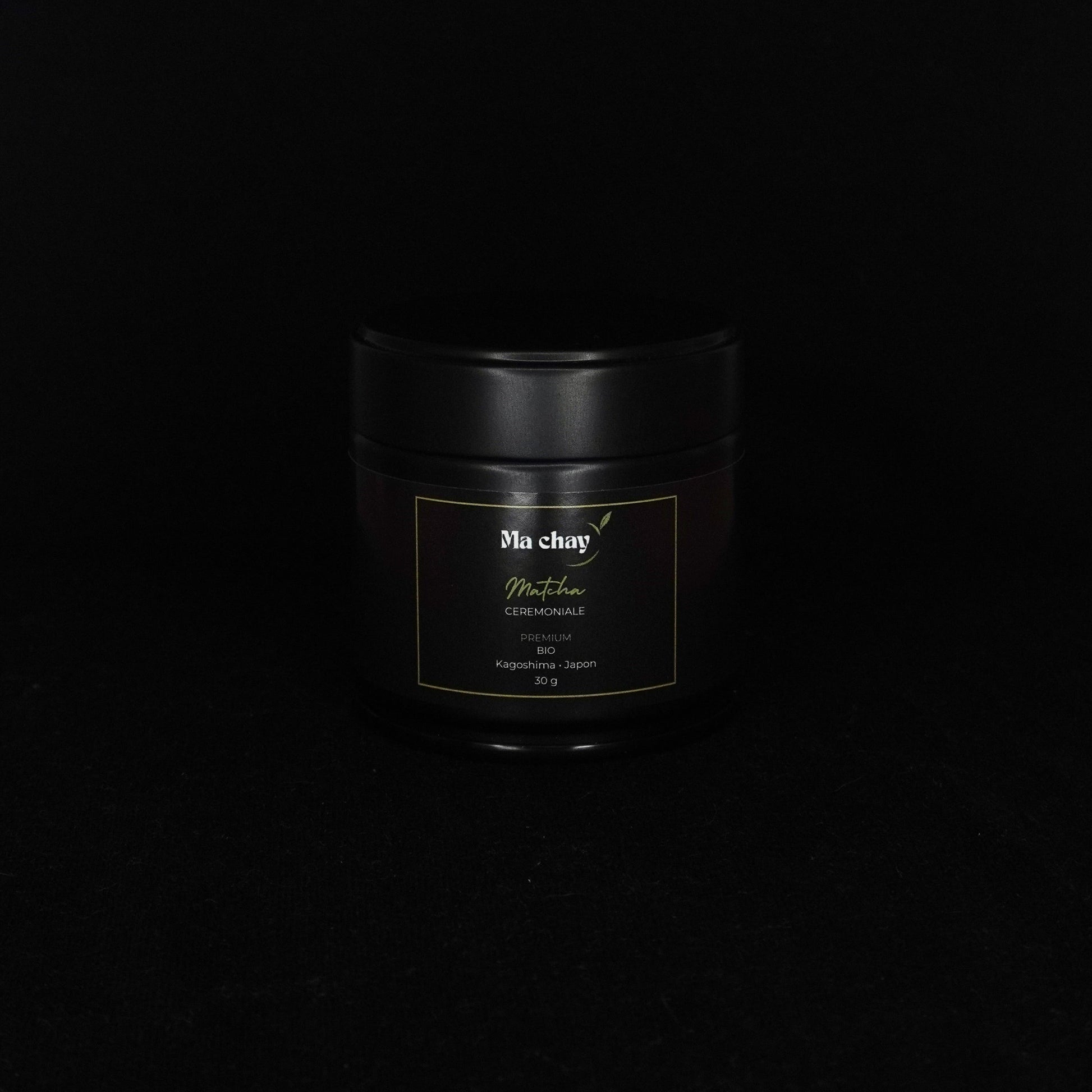 Boîte noire premium de matcha cérémonial bio Ma chay, originaire de Kagoshima au Japon, design minimaliste et raffiné.